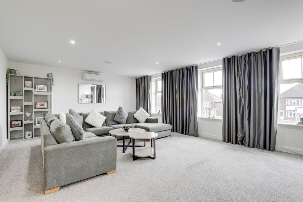 Property photo 2 of 31