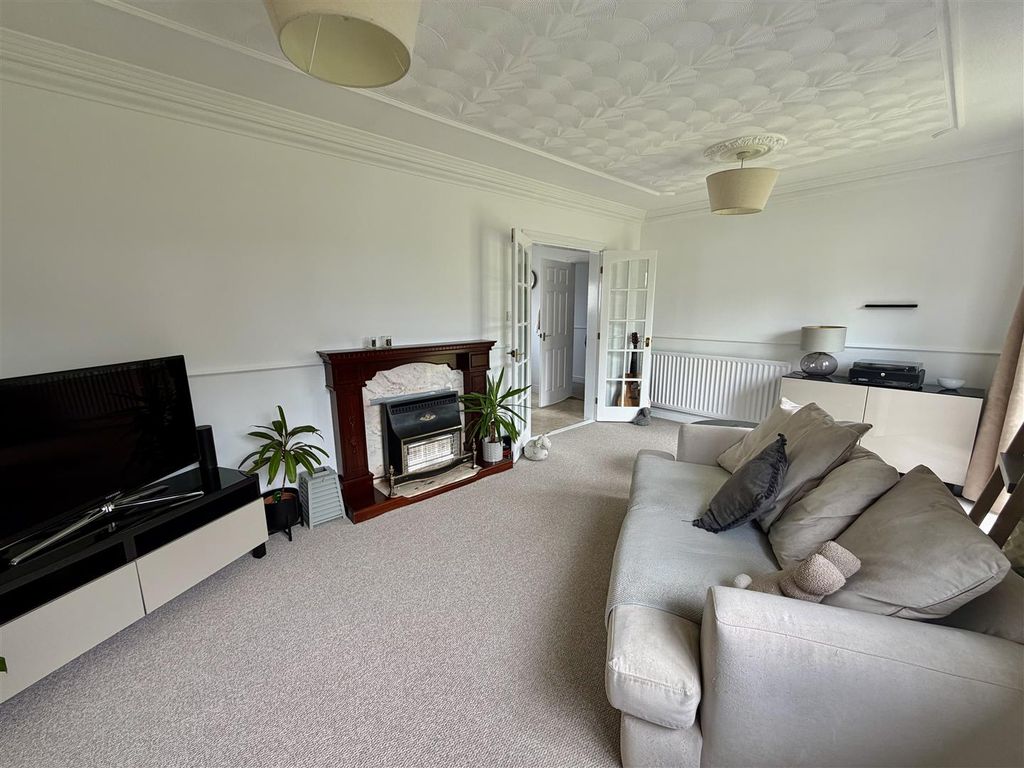Property photo 2 of 11 Lounge