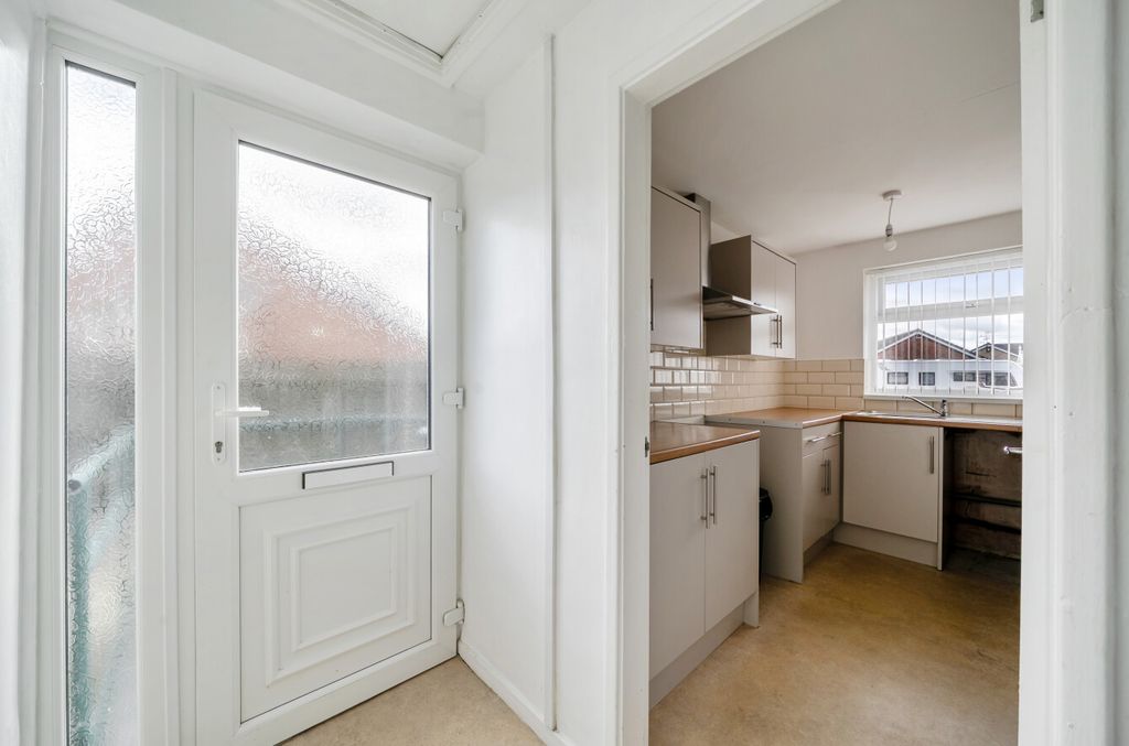 Property photo 2 of 16 1522478-11-6Aa909...
