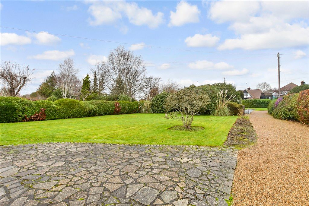 Property photo 2 of 11 Front Garden