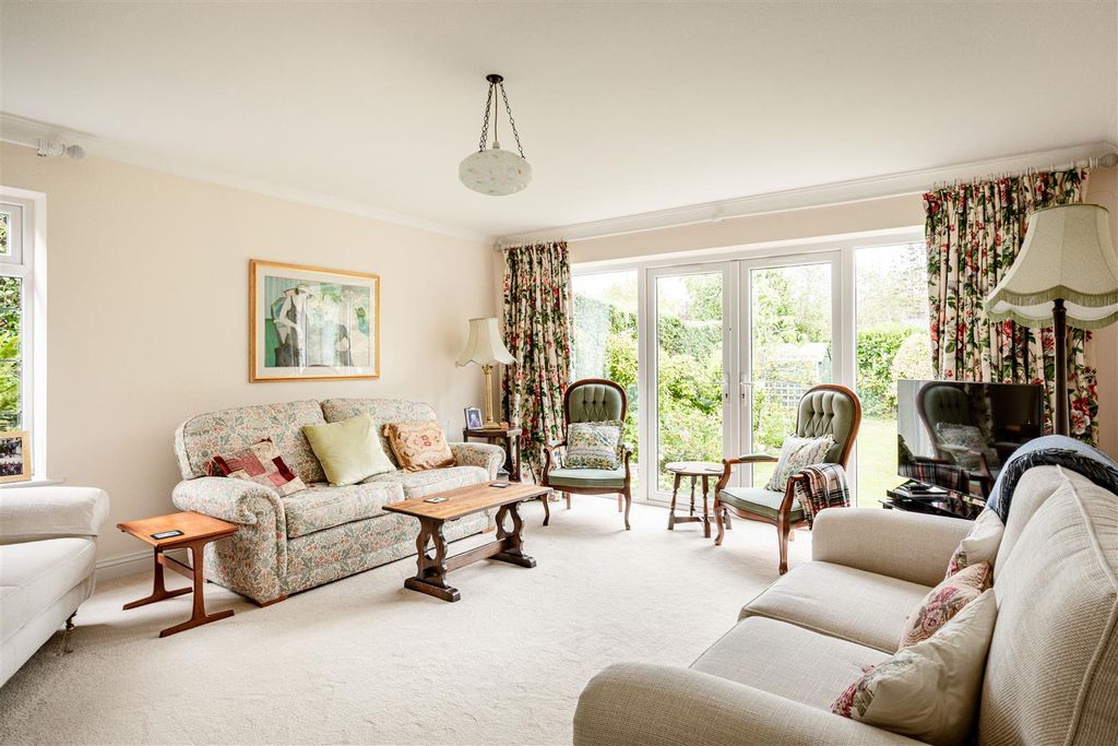 Property photo 2 of 18 28 Chestnuts Close-5.Jpg