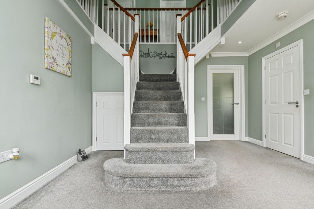 Property photo 2 of 27 Entrance Hall