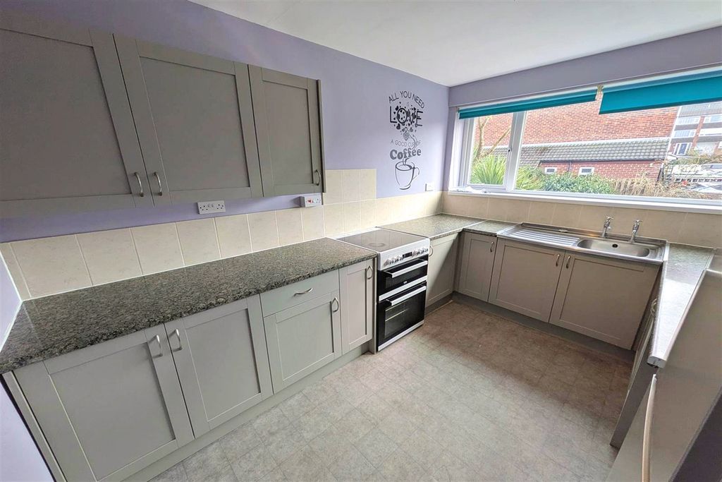 Property photo 3 of 11 Kitchen