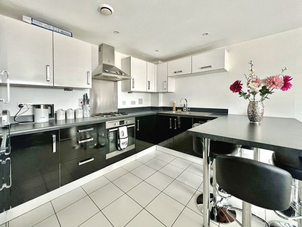 Property photo 2 of 18 Kitchen