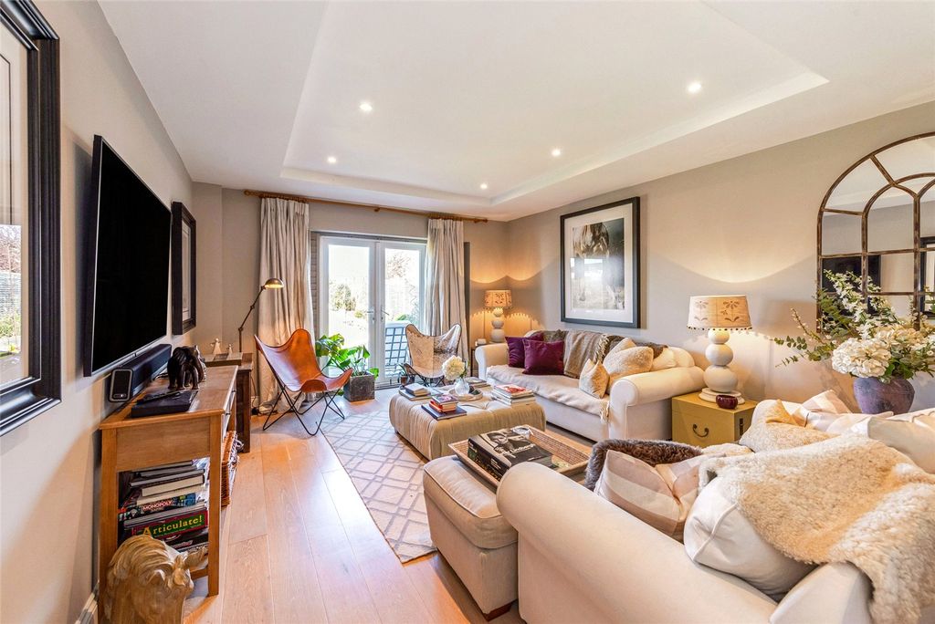 Property photo 2 of 19 Sitting Room