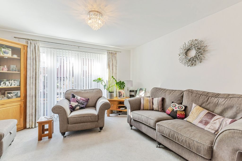 Property photo 3 of 32 Lounge