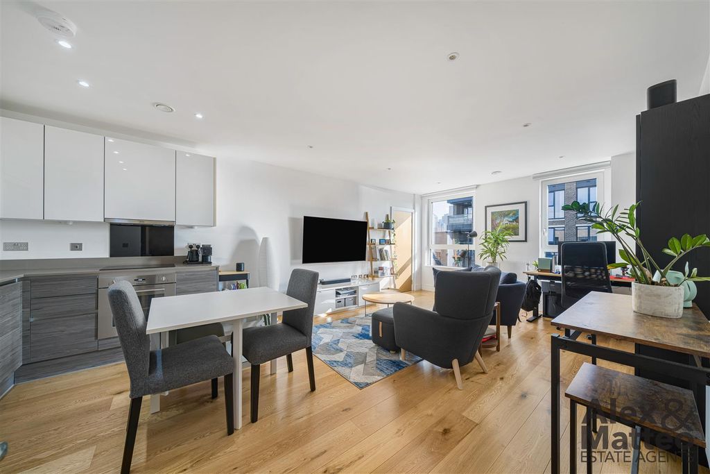 Property photo 2 of 15 Marine Wharf East