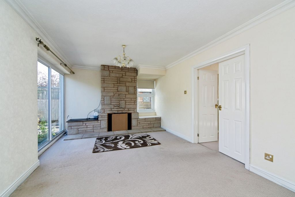 Property photo 3 of 16 Lounge