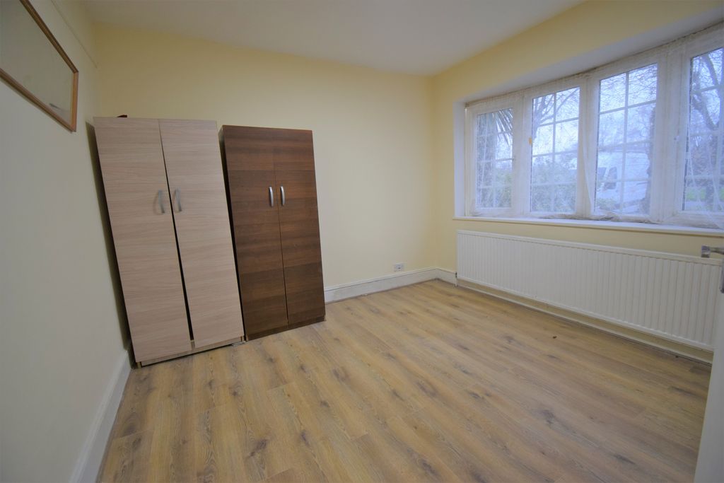 Property photo 1 of 9 Three Bedroom House Close To King Georges Hospital - Â£2400