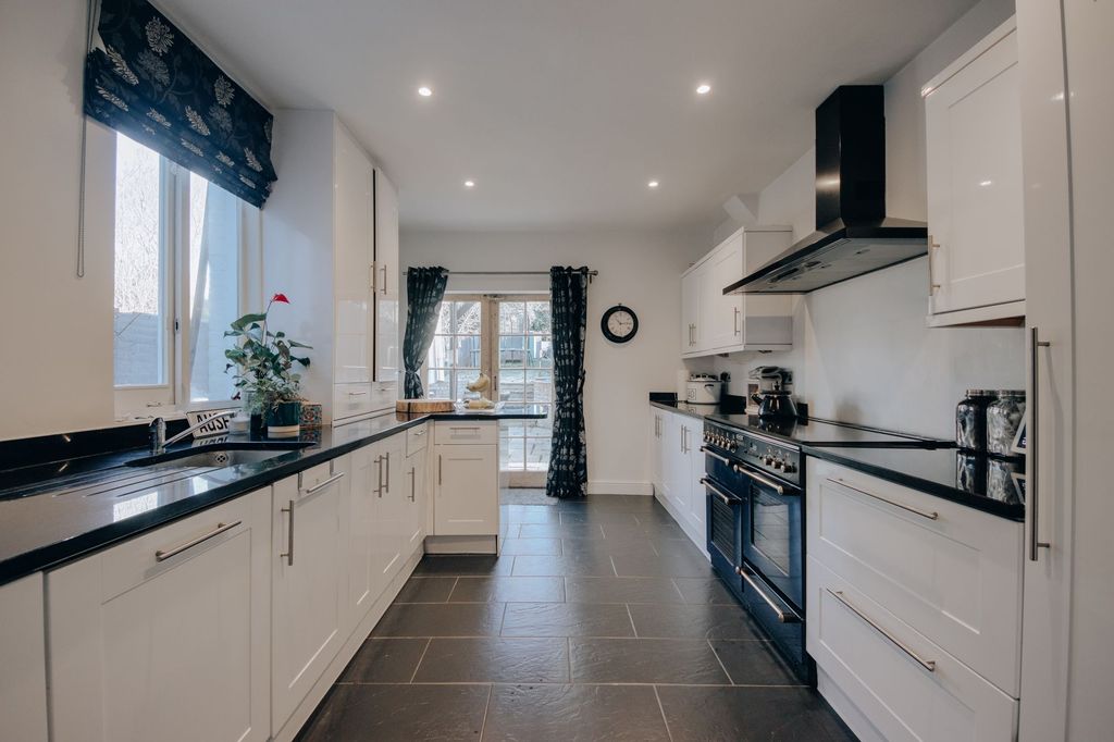 Property photo 1 of 10 Kitchen