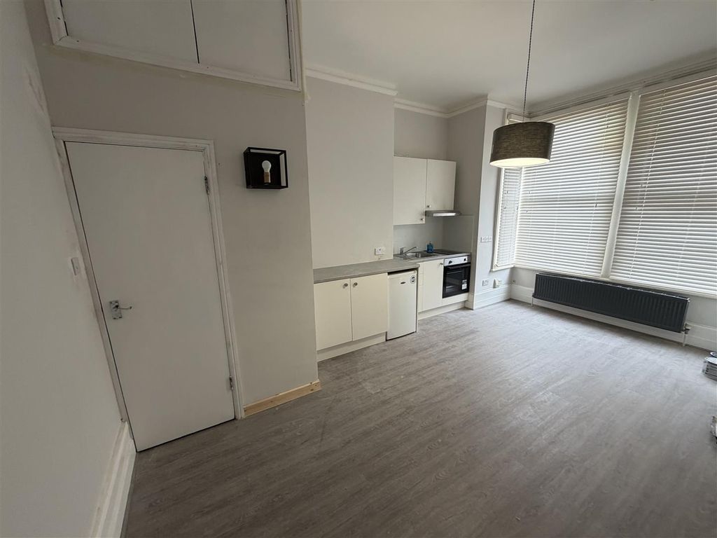 Property photo 2 of 8 Lounge/Bedroom