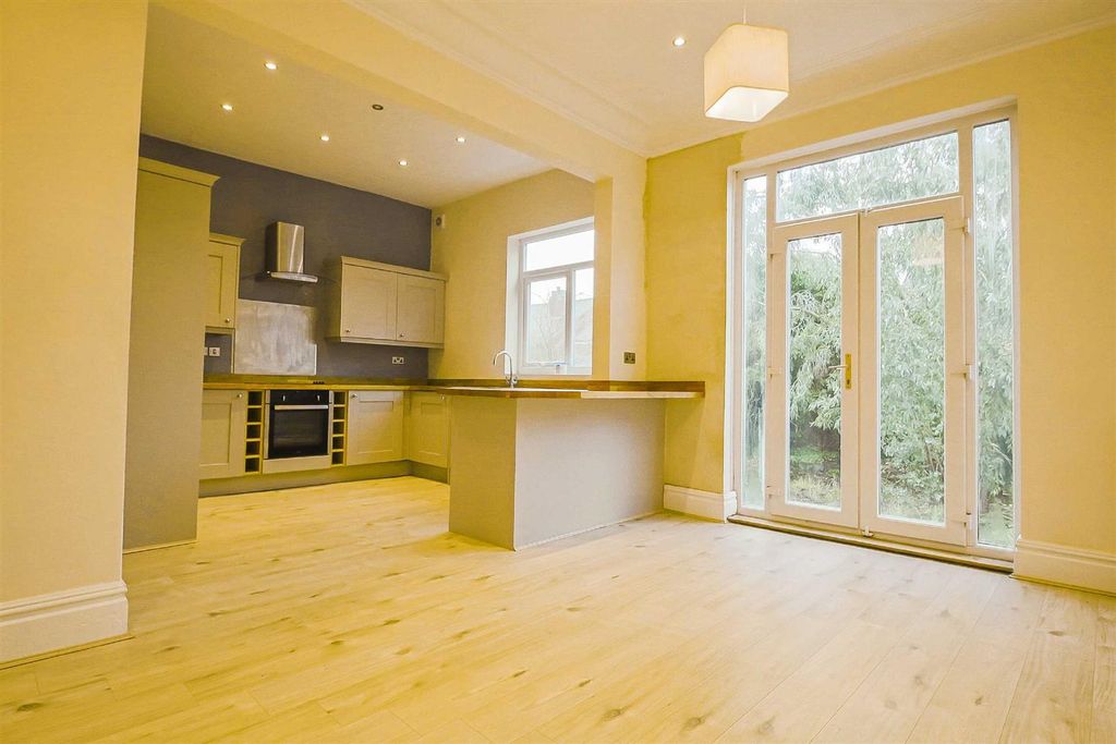 Property photo 2 of 25 P039731_02.Jpg