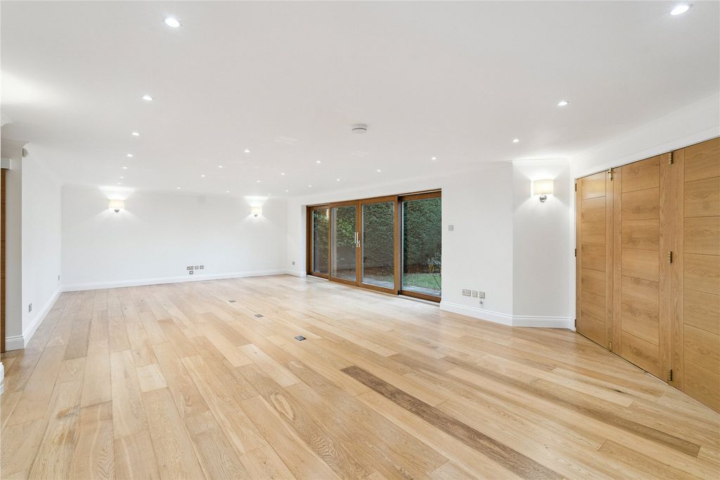 Property photo 2 of 24 Living Room