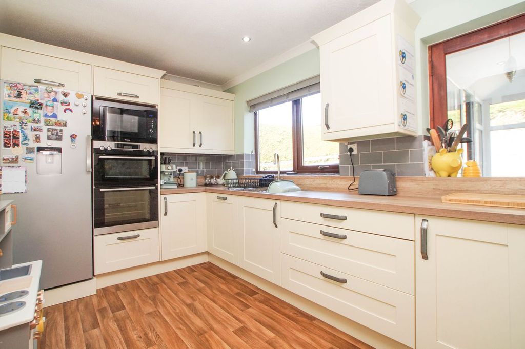 Property photo 3 of 21 Dining Kitchen