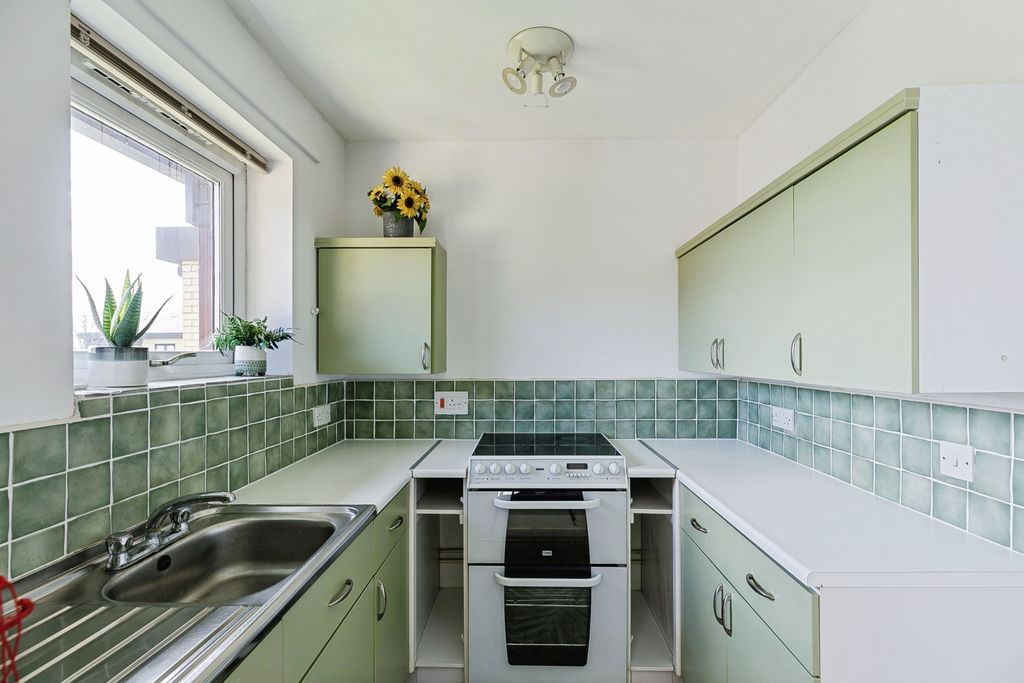 Property photo 3 of 10 Kitchen