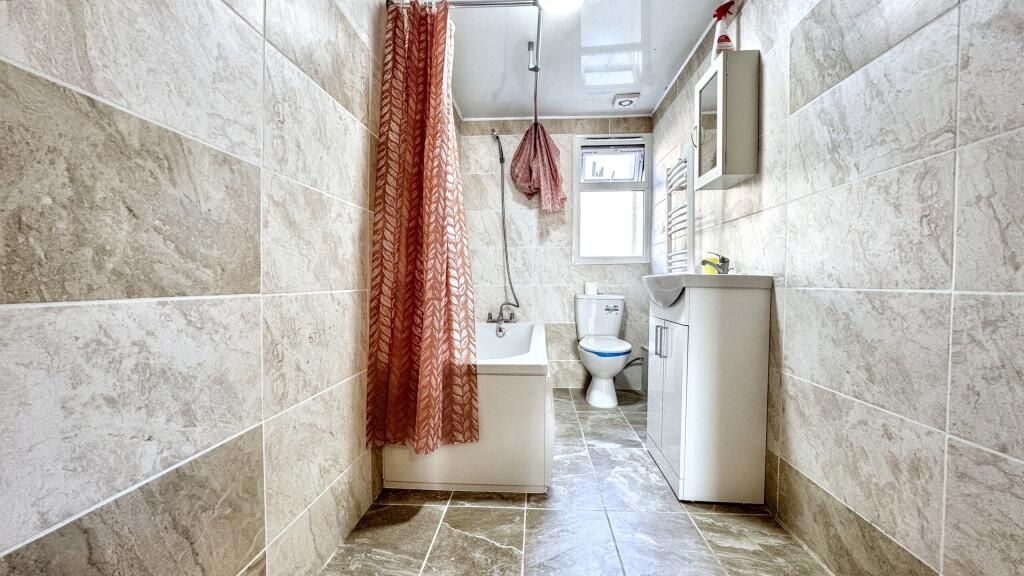 Property photo 2 of 13 Bright And Clean Bathroom Suite Featuring A Spacio...