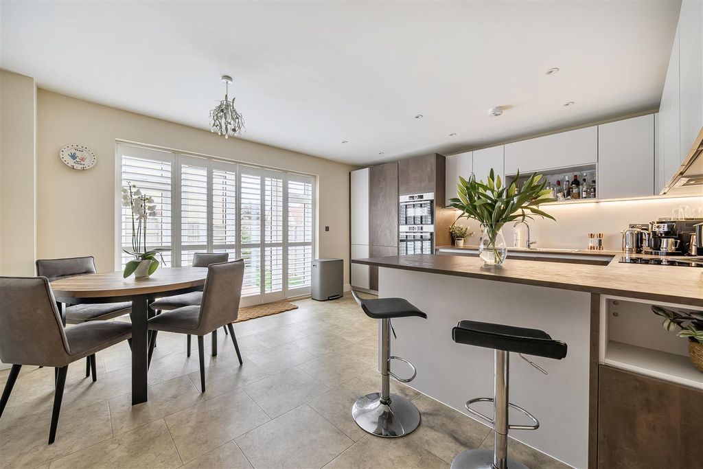 Property photo 3 of 21 1376037-1-690Cb91Bab070.Jpg