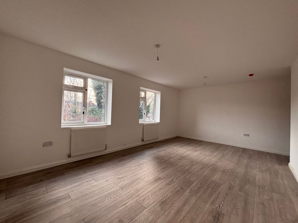 Property photo 3 of 6 Main Bedroom