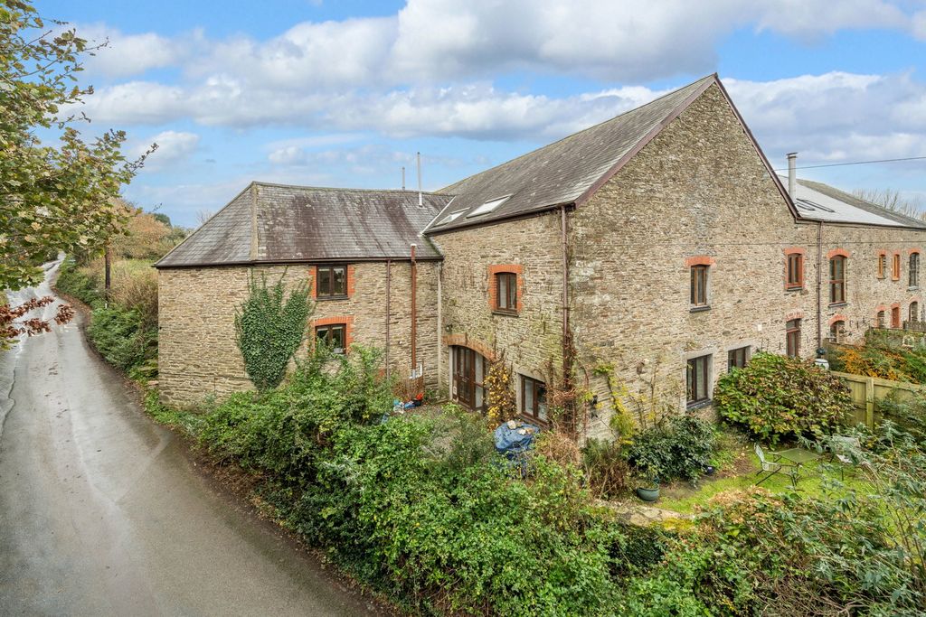 Property photo 2 of 18