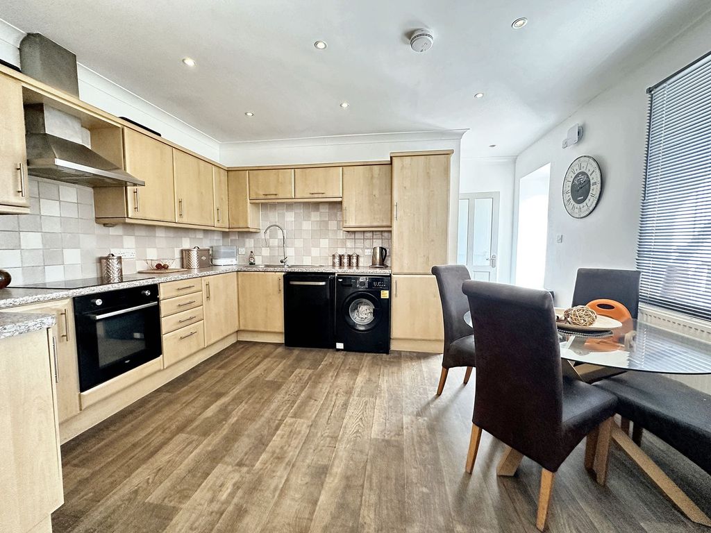Property photo 2 of 11 Dining Kitchen