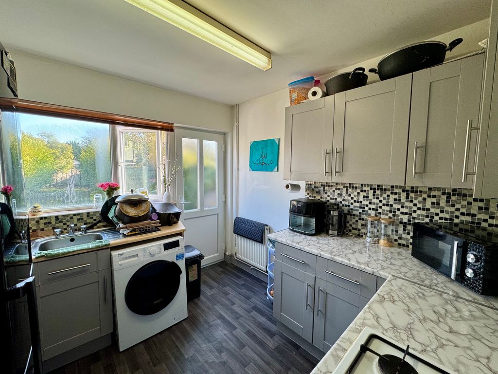 Property photo 3 of 9 Kitchen