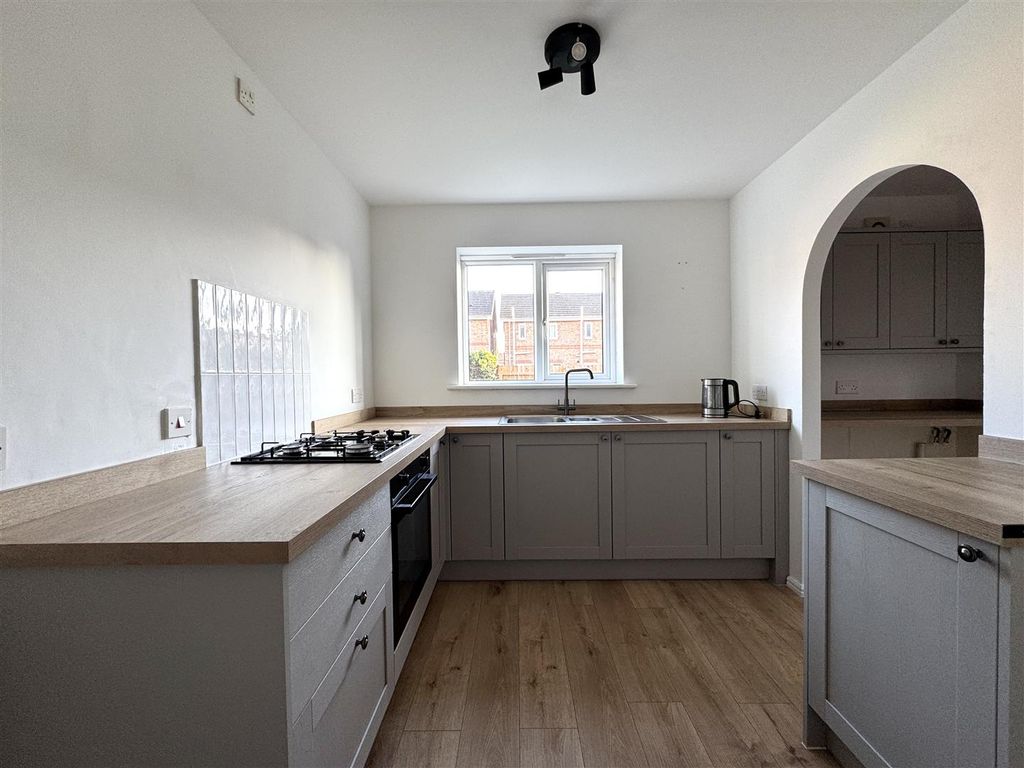 Property photo 3 of 19 Kitchen