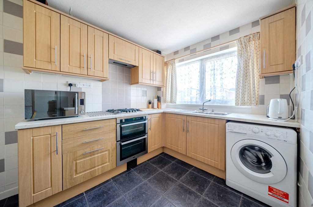 Property photo 2 of 11 Kitchen