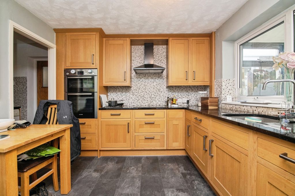 Property photo 2 of 17 Photo