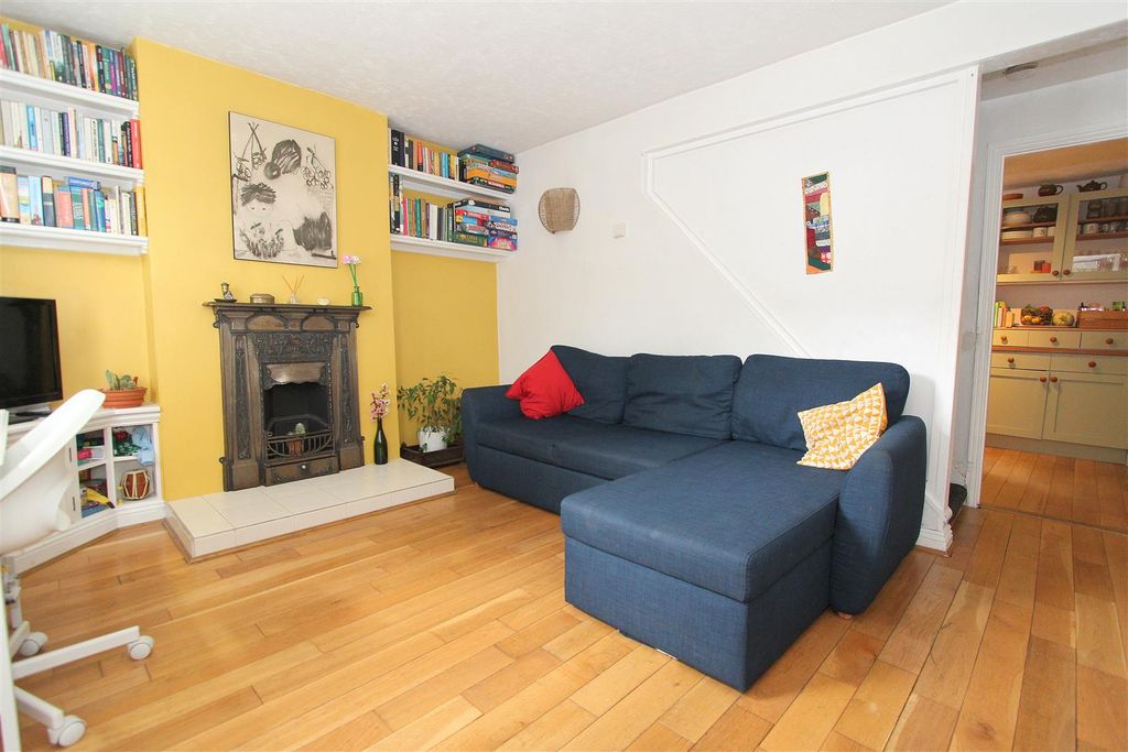 Property photo 2 of 14 Lounge B.Jpg