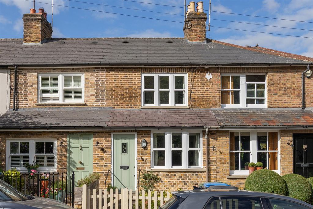 Property photo 1 of 40 Smarts Lane, Ig10