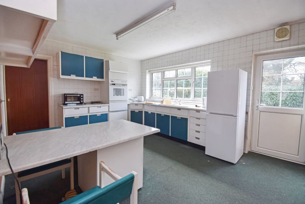 Property photo 3 of 20 Kitchen