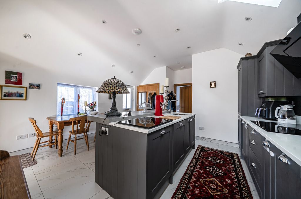 Property photo 2 of 12 1439302-16-69d561...