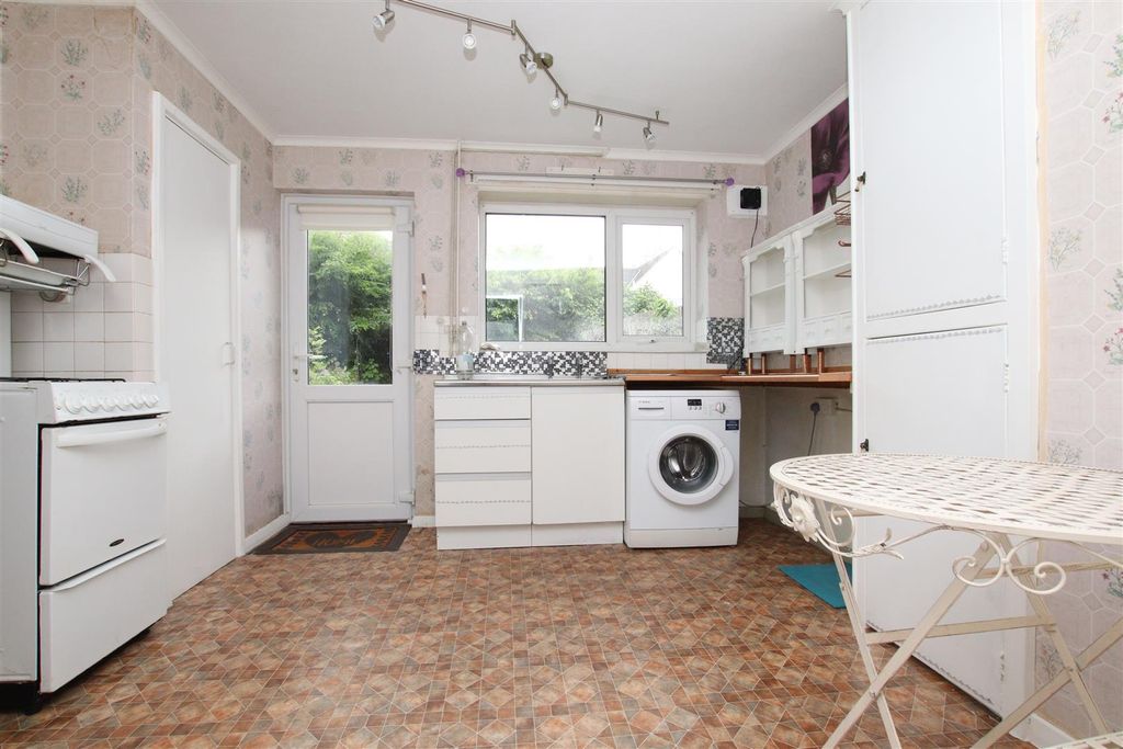 Property photo 3 of 12 Kitchen_.Jpg