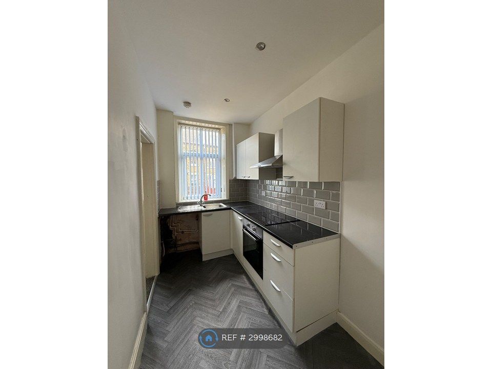 Property photo 3 of 6 Kitchen