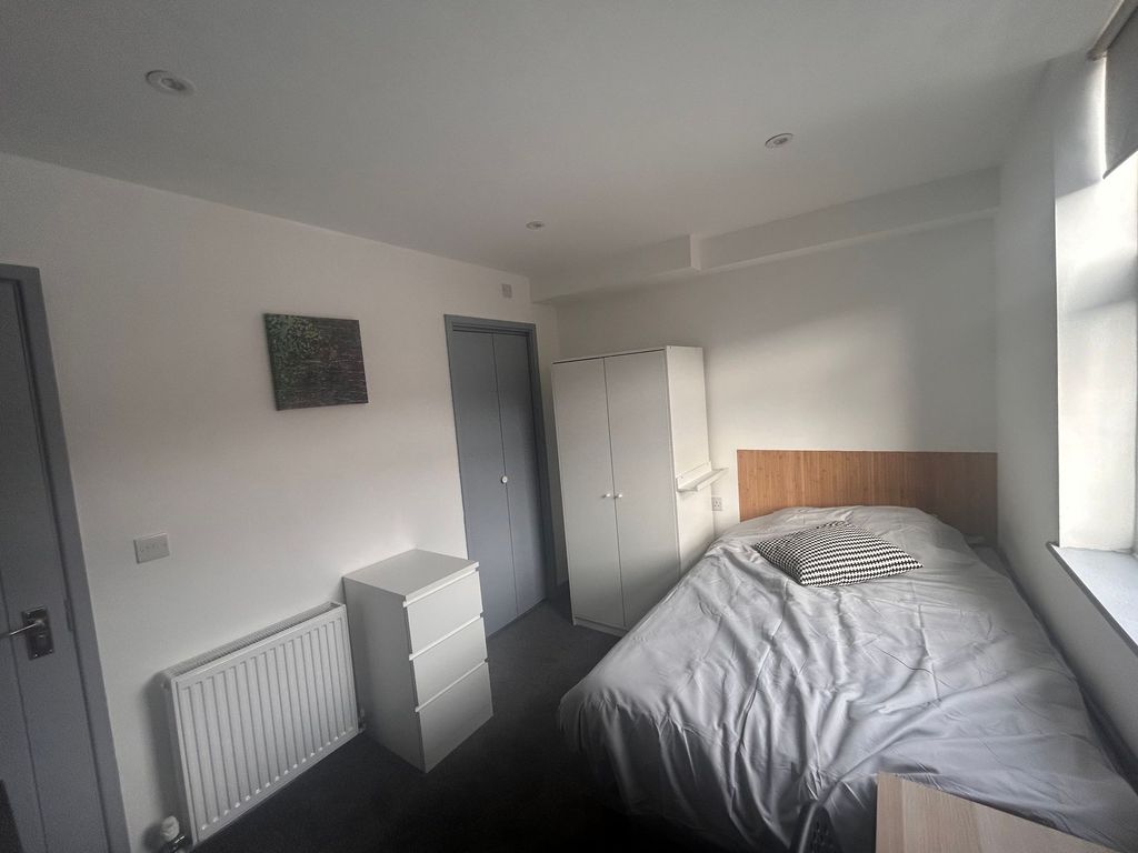 Property photo 1 of 5 Bright Tidy Single Bedroom With Storage...