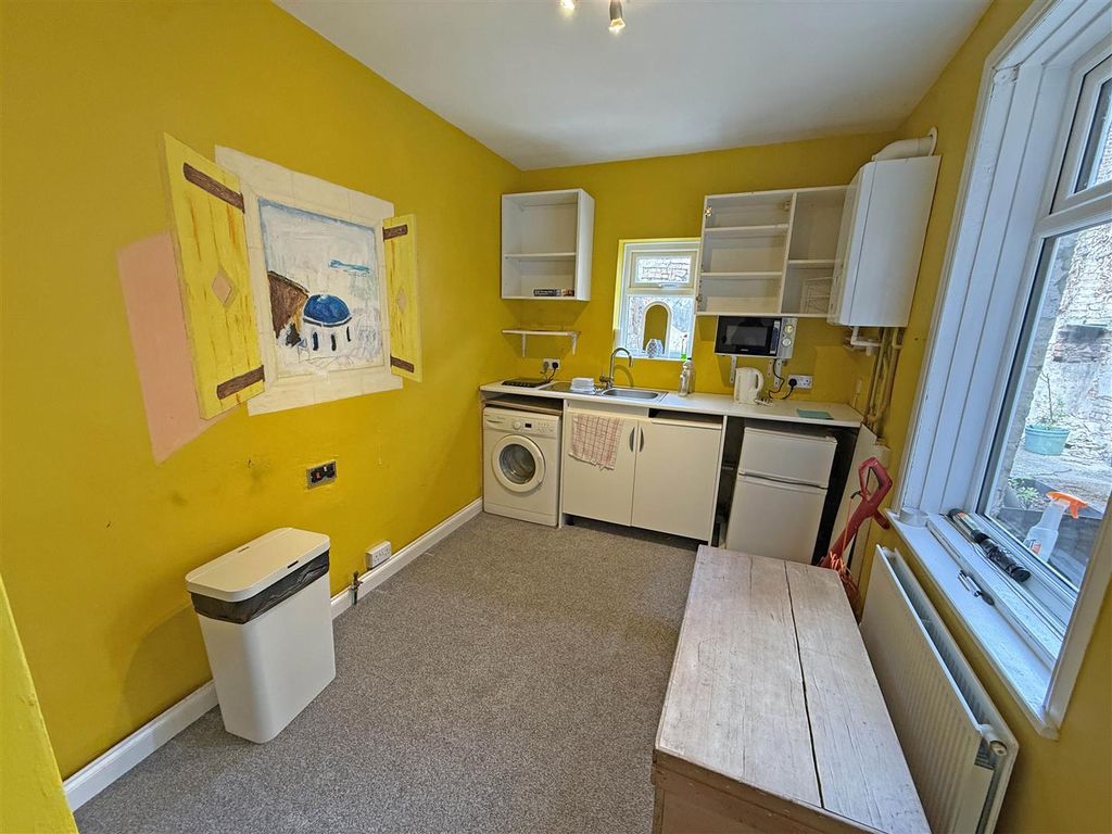 Property photo 3 of 8 William Street Kitchen.Jpg