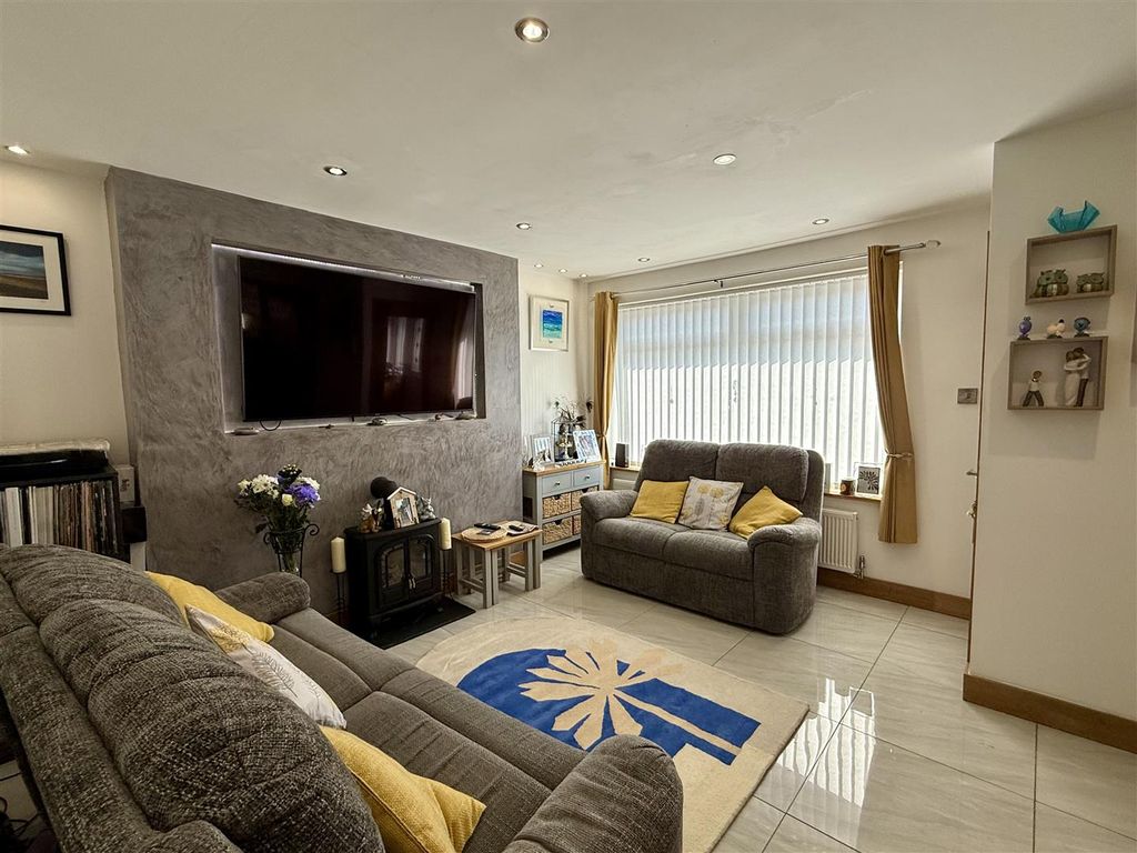 Property photo 3 of 10 Lounge