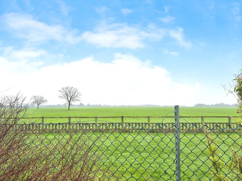 Property photo 2 of 20 Wivenhoe Road