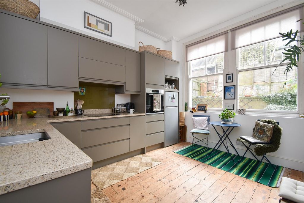 Property photo 3 of 33 Kitchen