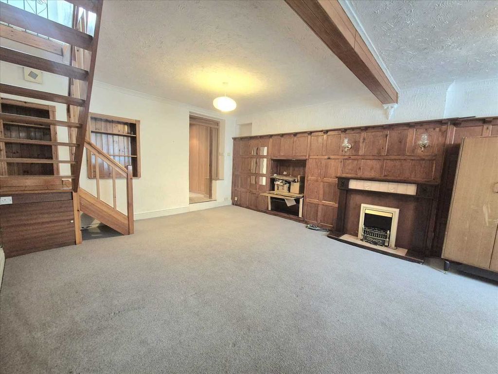 Property photo 3 of 18 Lounge