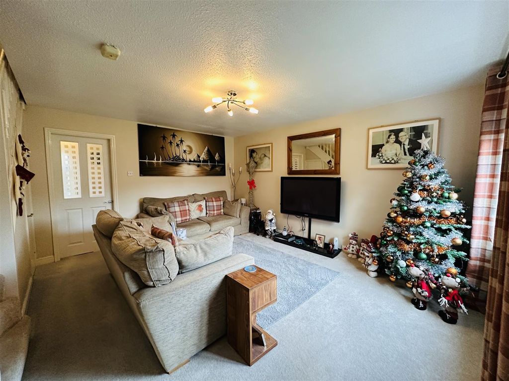 Property photo 3 of 17 Lounge