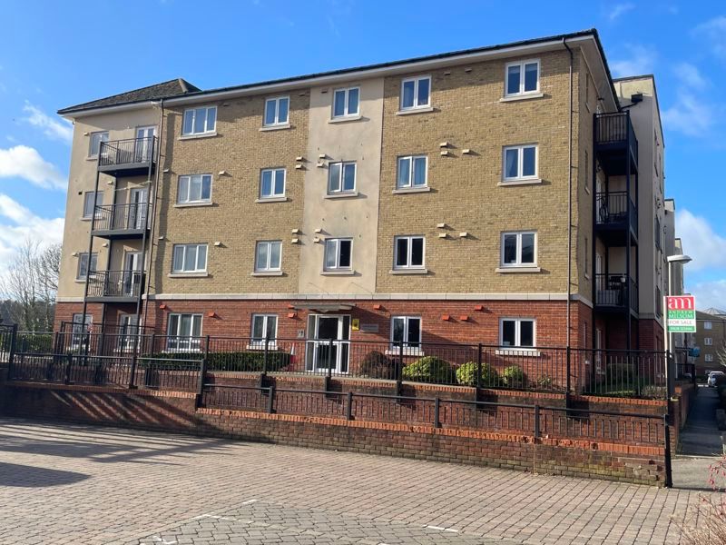 3 bed flat for sale Wycombe Marsh