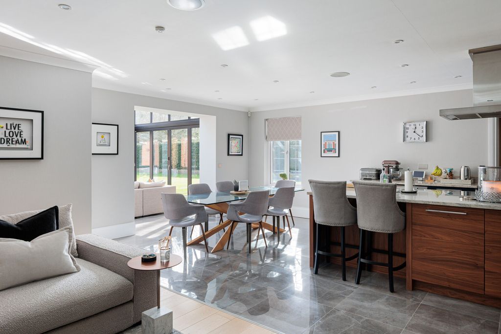 Property photo 3 of 31 Kitchen/Living/Diner