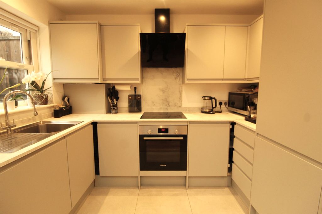 Property photo 3 of 12 Kitchen