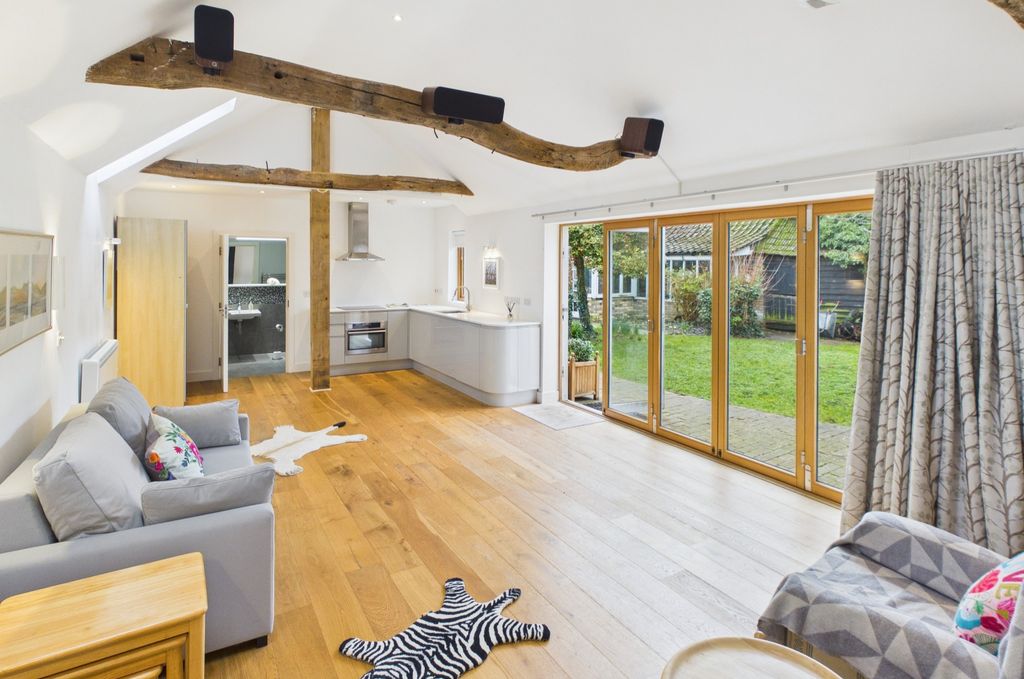 Property photo 3 of 41 Cam02519G0-Pr0380-Still057