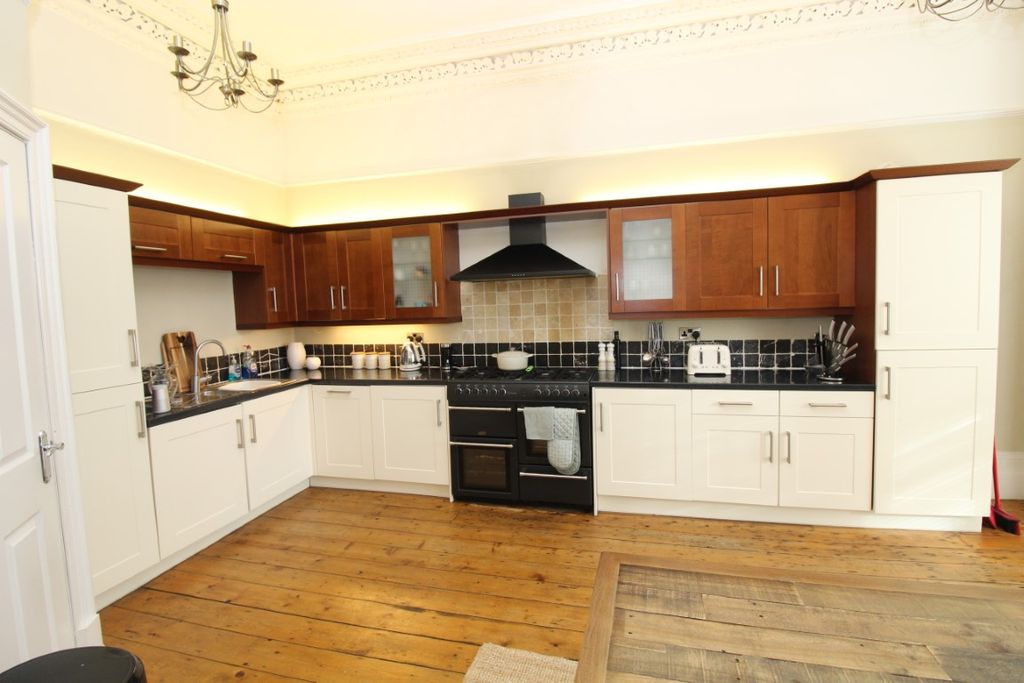 Property photo 3 of 11 Kitchen
