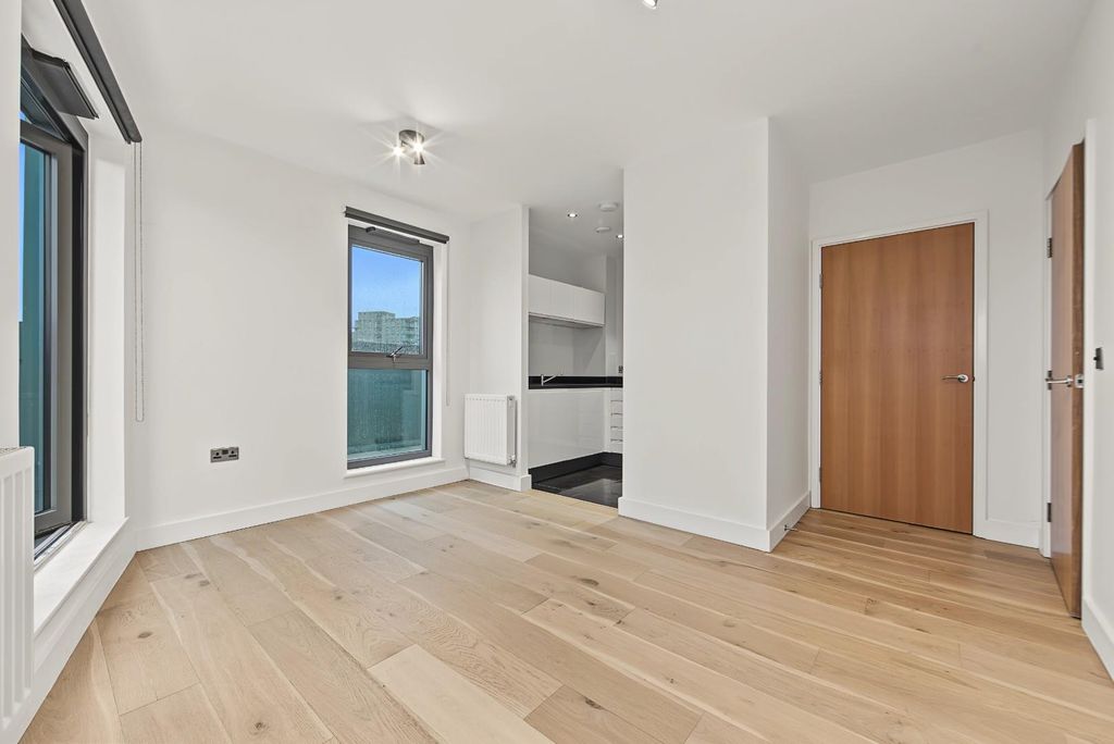 Property photo 3 of 11 Reception/Kitchen