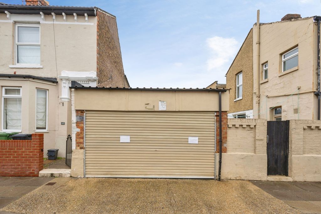 Property photo 3 of 26 Pbox-Img.Jpg