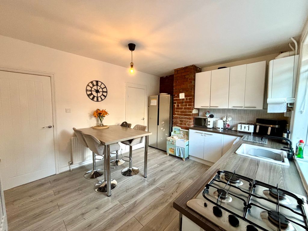 Property photo 2 of 10 Dining Kitchen