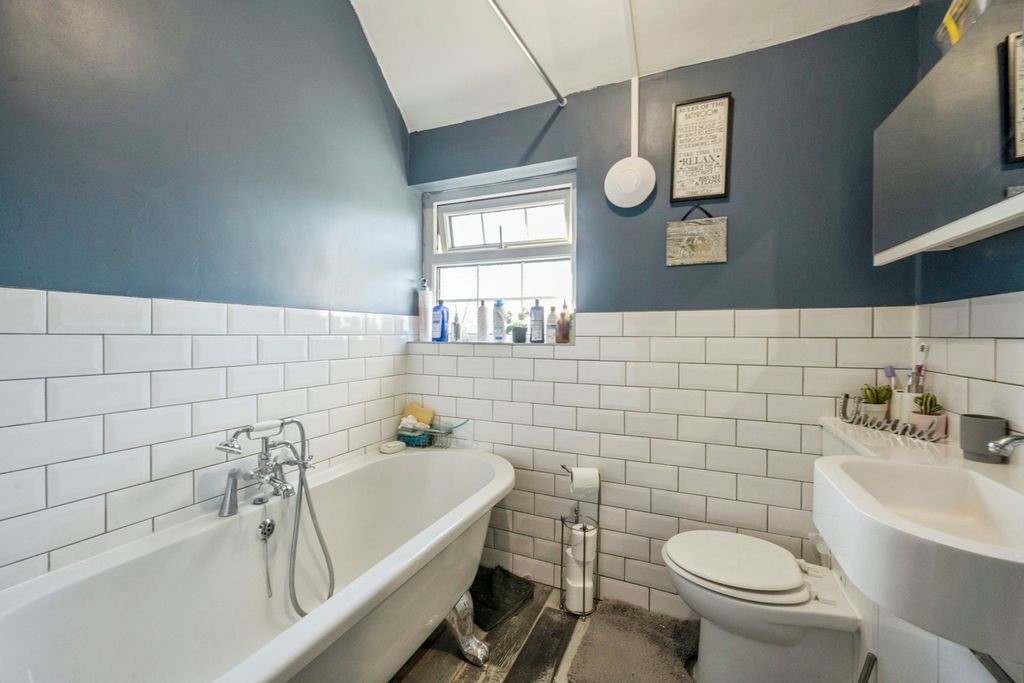 Property photo 3 of 16 Bathroom